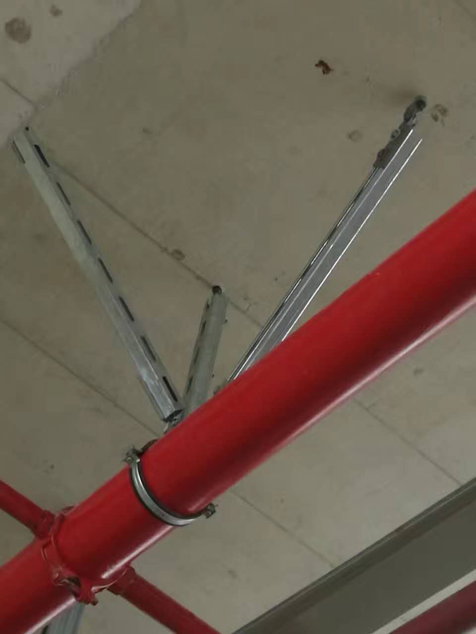 抗震支吊架