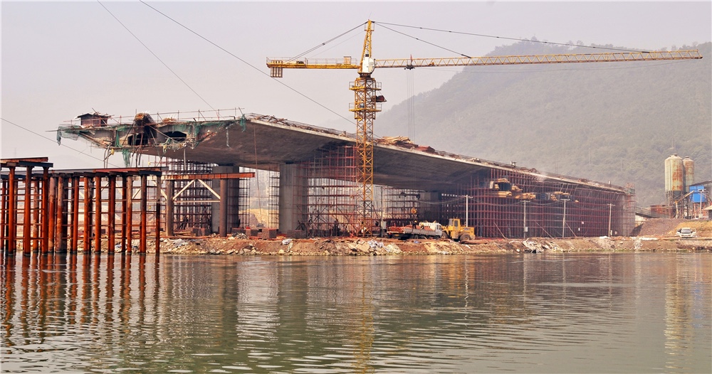中铁八局泉三高速台江大桥施工项目