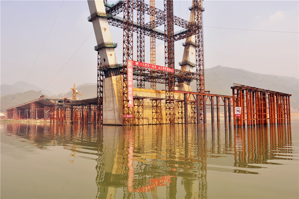 中铁八局泉三高速台江大桥施工项目