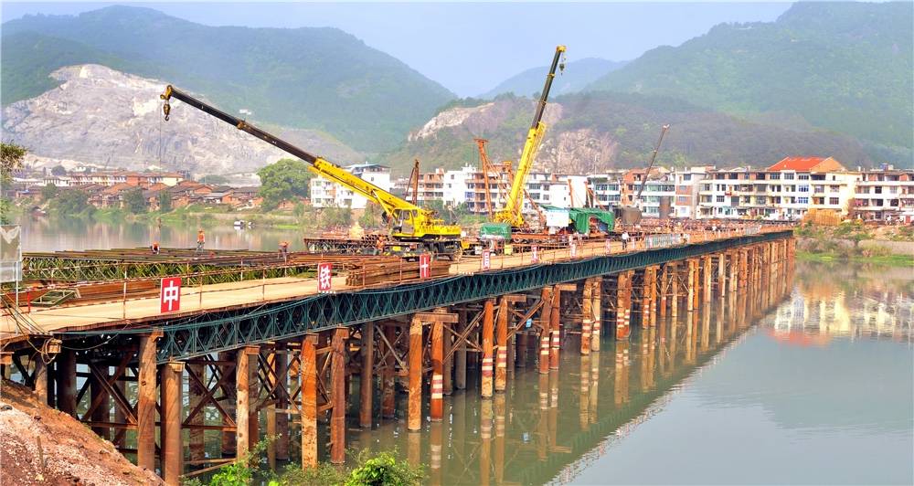 中铁十局向莆铁路沙溪特大桥钢栈桥施工工程