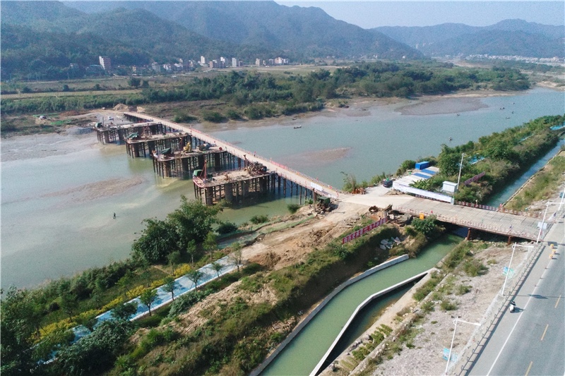 中铁十二局集团有限公司104国道新洋至南塘段改线工程钢栈桥及钢平台施工