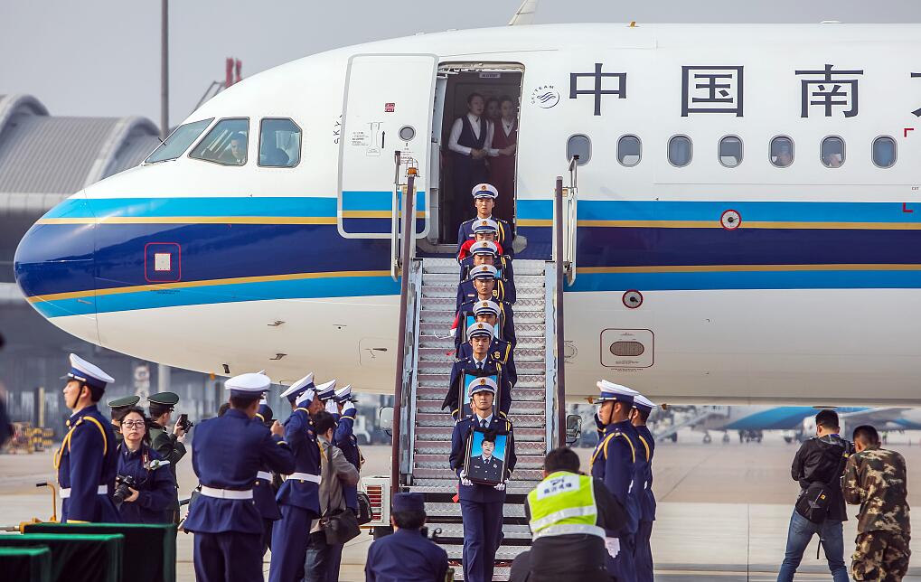 山东临沂：四川木里森林火灾牺牲的四名消防员魂归故里