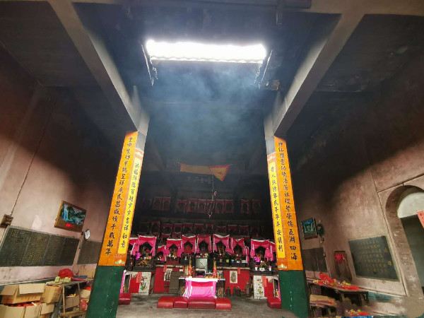 2019年4月20日张士玉老师到赣州勘察刘江东父子墓。