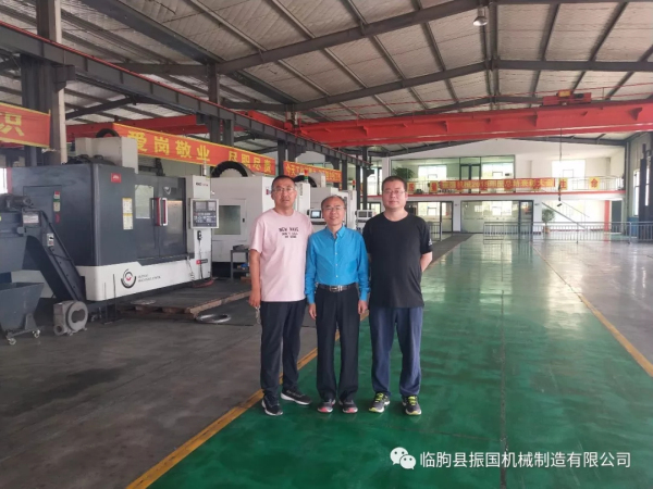 磚瓦雜志社社長鄒基和全 國墻材網秘書長張爭兵蒞臨我公司考察指導工作