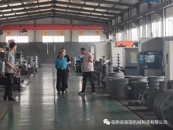 磚瓦雜志社社長鄒基和全 國墻材網秘書長張爭兵蒞臨我公司考察指導工作