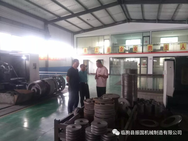 磚瓦雜志社社長鄒基和全 國墻材網秘書長張爭兵蒞臨我公司考察指導工作