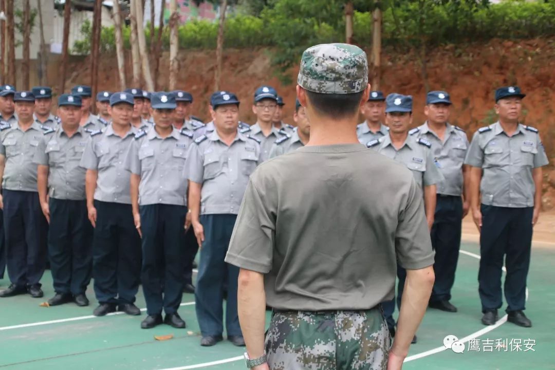 在为期六天的轮训中,参训人员齐聚厦门市 鹰吉利保安培训公司训练