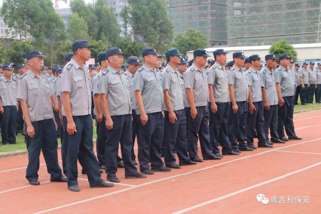 在为期六天的轮训中,参训人员齐聚厦门市 鹰吉利保安培训公司训练