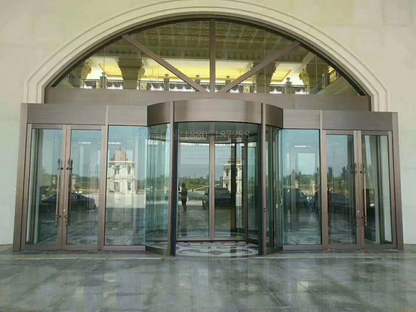 兩翼旋轉(zhuǎn)門