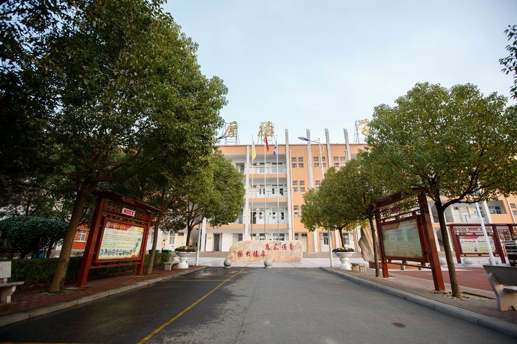 慈行善举三冬暖 大爱无疆满目春——河南水利投资集团爱心捐助厚德学校