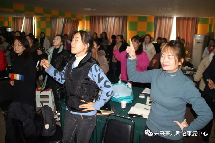 在家庭中如何帮助听障儿童提高理解能力