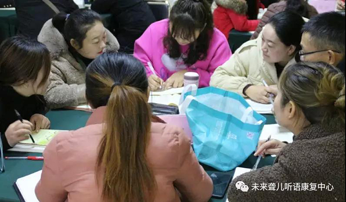 在家庭中如何帮助听障儿童提高理解能力