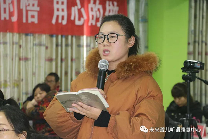 在家庭中如何帮助听障儿童提高理解能力