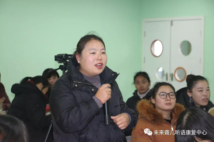 在家庭中如何帮助听障儿童提高理解能力