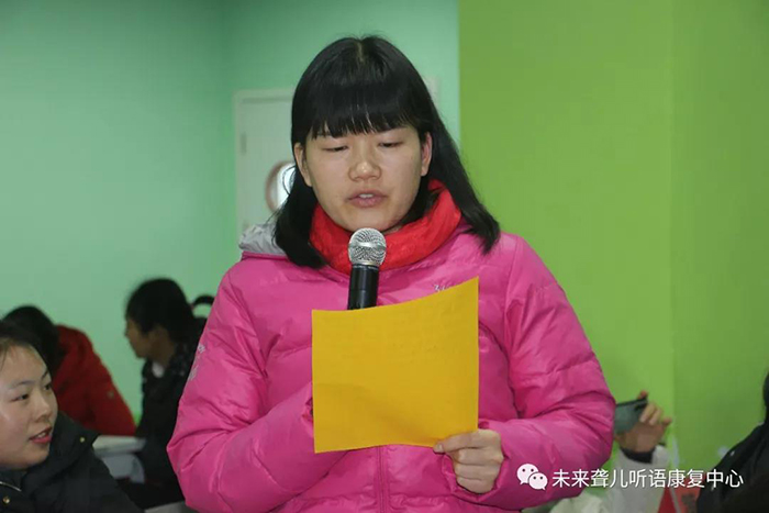 在家庭中如何帮助听障儿童提高理解能力