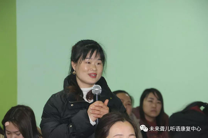 在家庭中如何帮助听障儿童提高理解能力