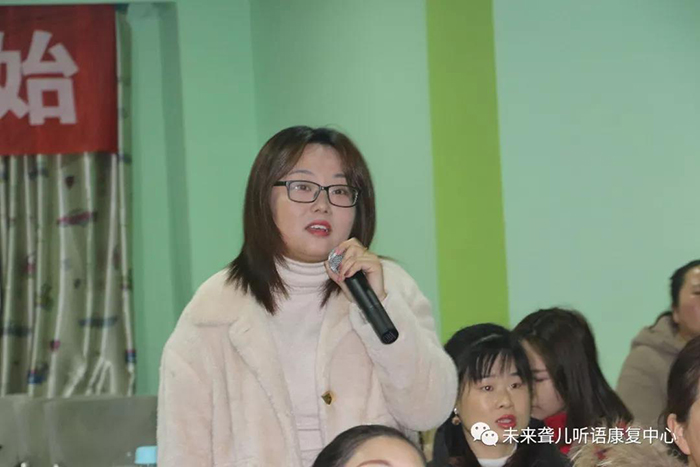 在家庭中如何帮助听障儿童提高理解能力
