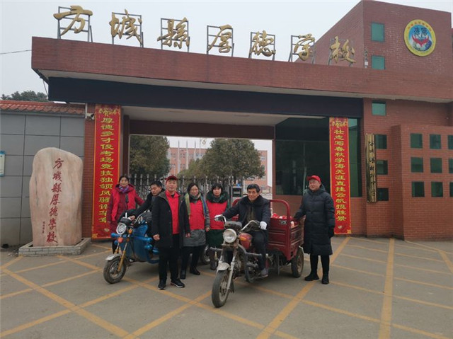 顶风冒雪送温暖 尊老成风获点赞方城县厚德学校春节慰问当地老人连续九年不间断