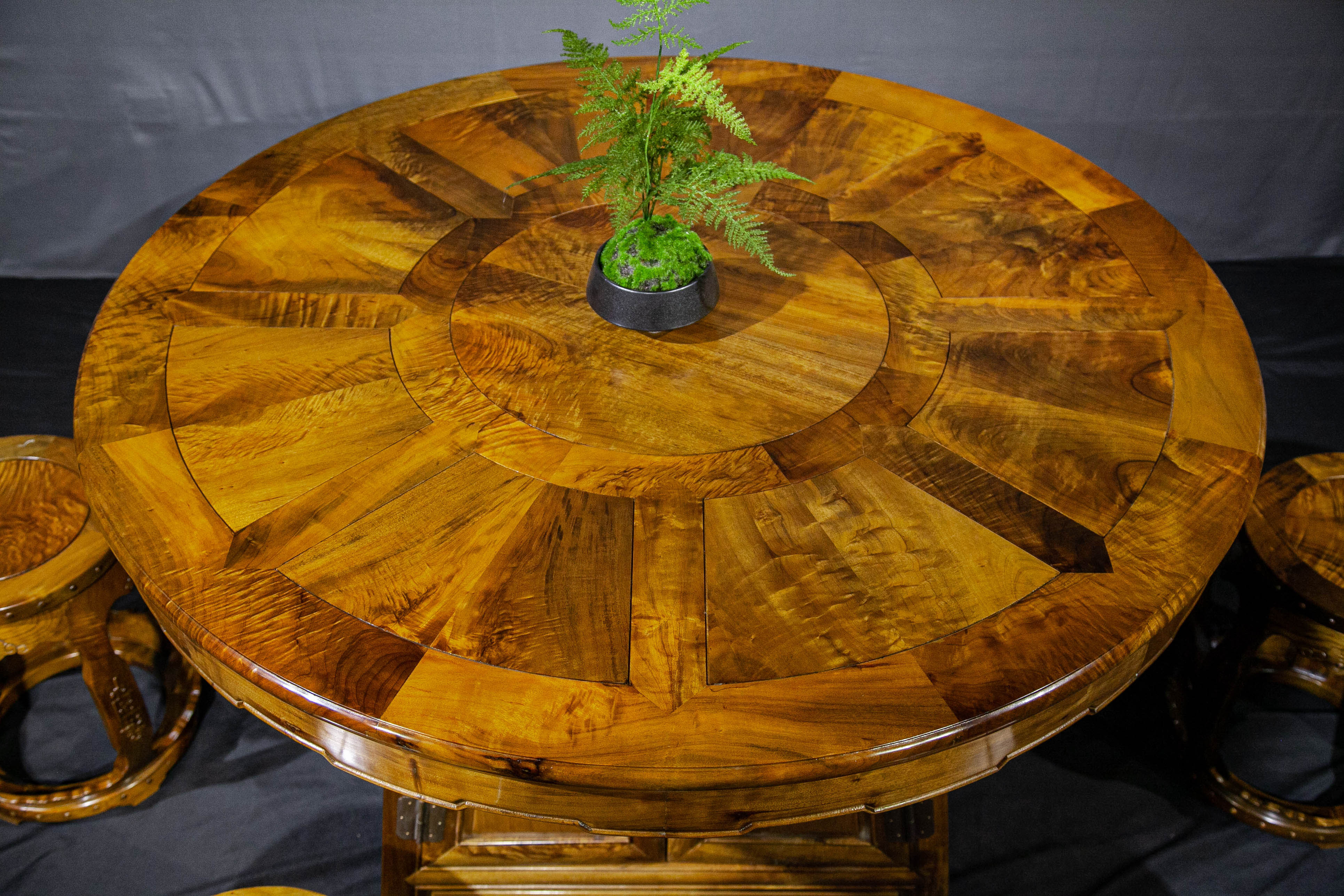 金丝楠木餐桌