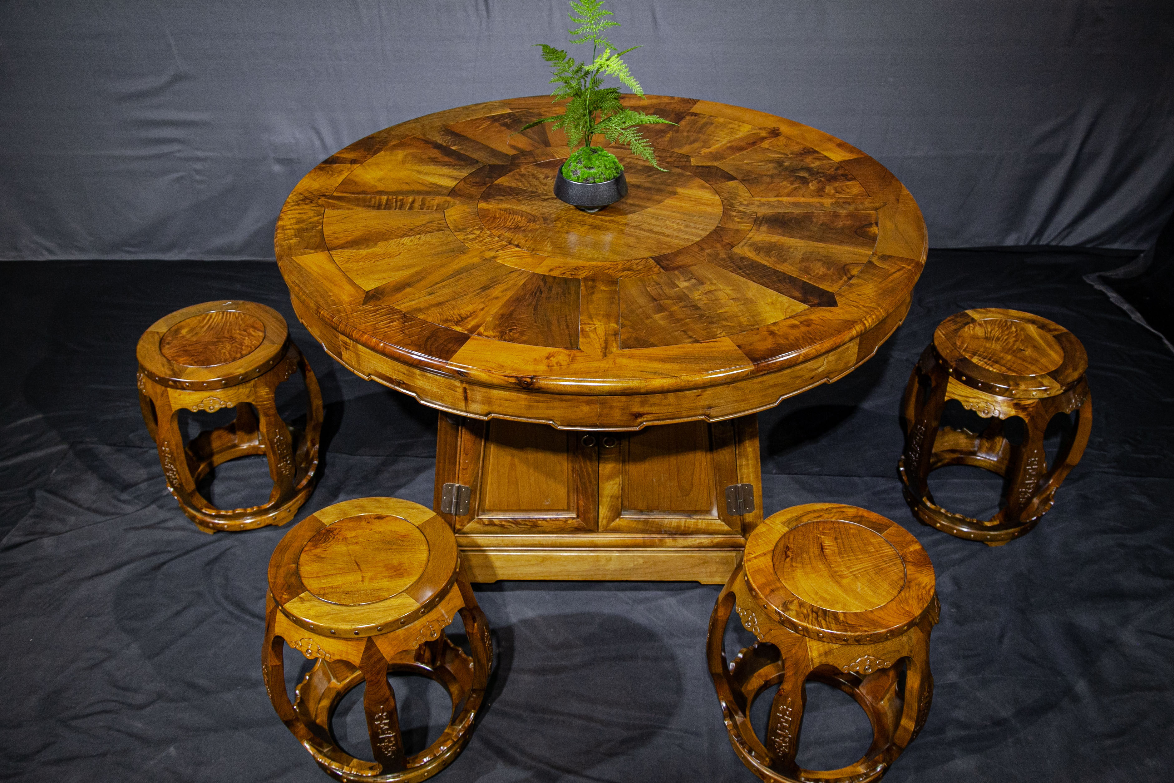 金絲楠木餐桌