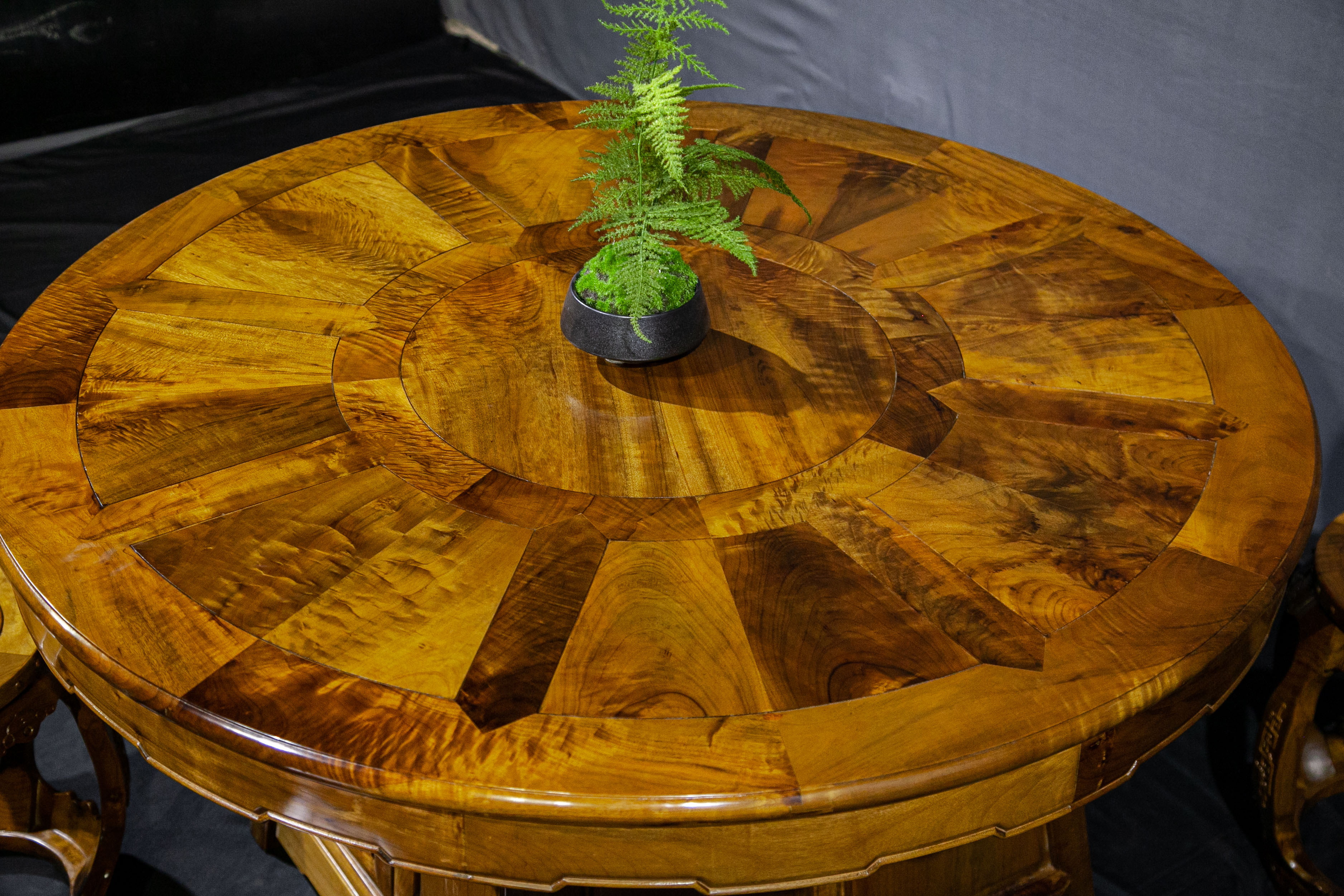 金絲楠木餐桌