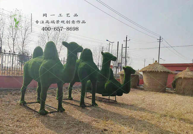 仿真绿雕骆驼造型