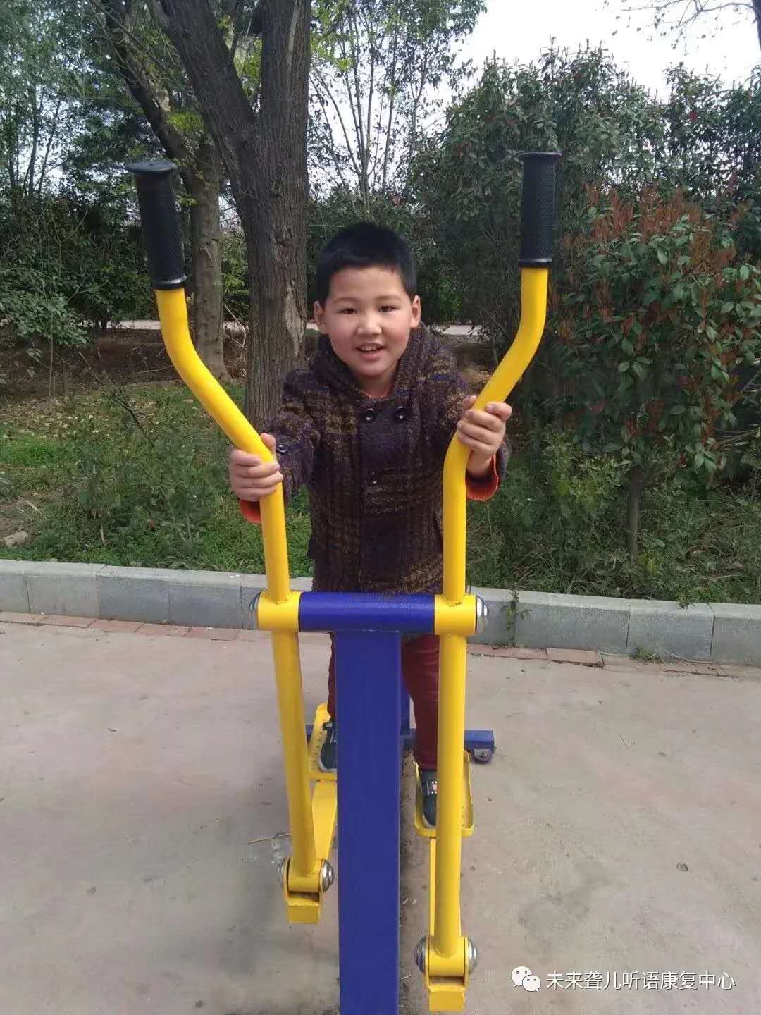 1589978088699577.jpg “助残月”——未来聋康***毕业生“直播间”里秀才艺、话感恩