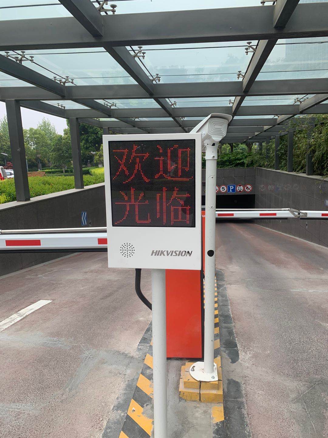 1590031051117814.jpg 道闸安装案例