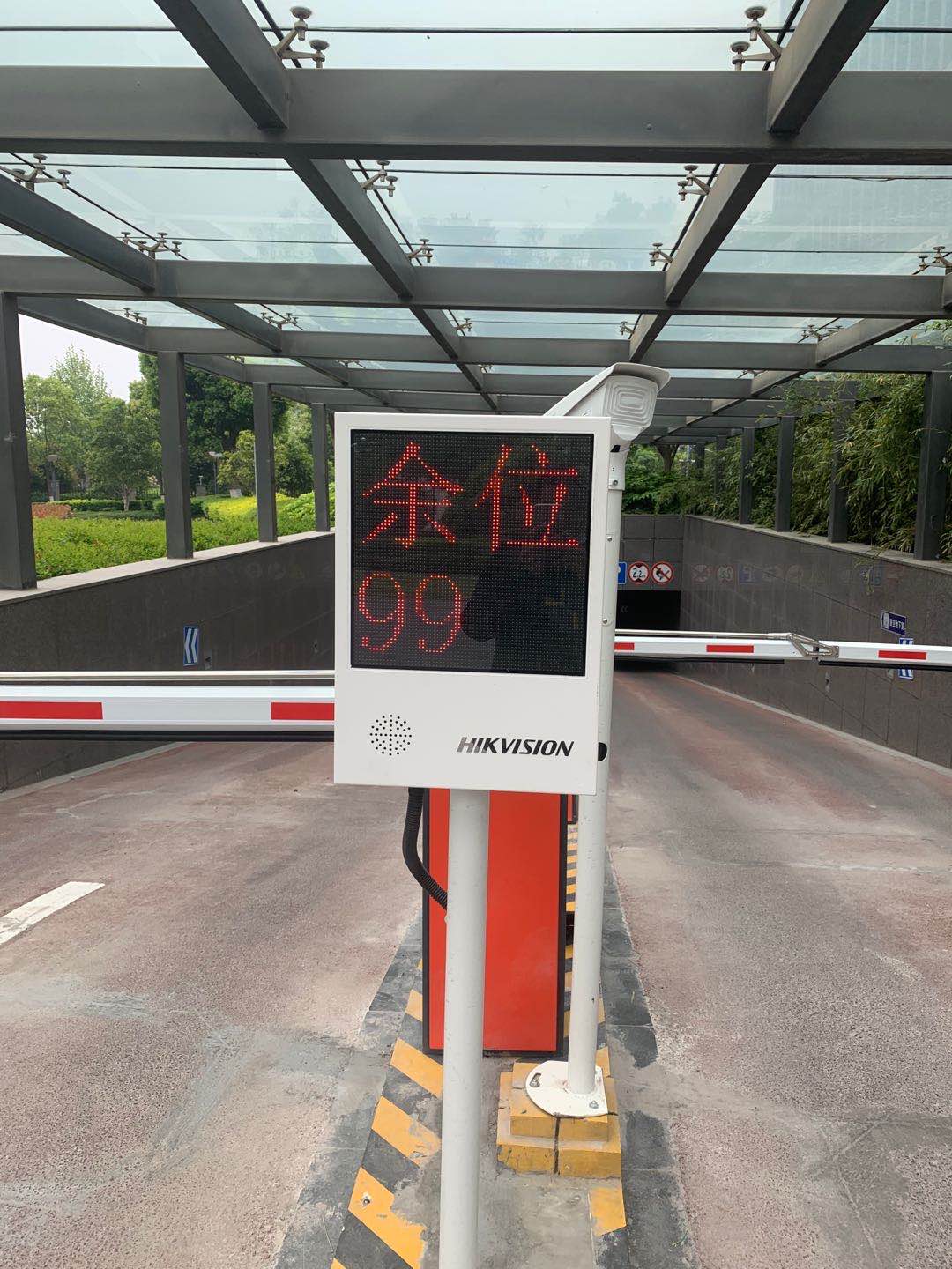1590031056418308.jpg 道闸安装案例