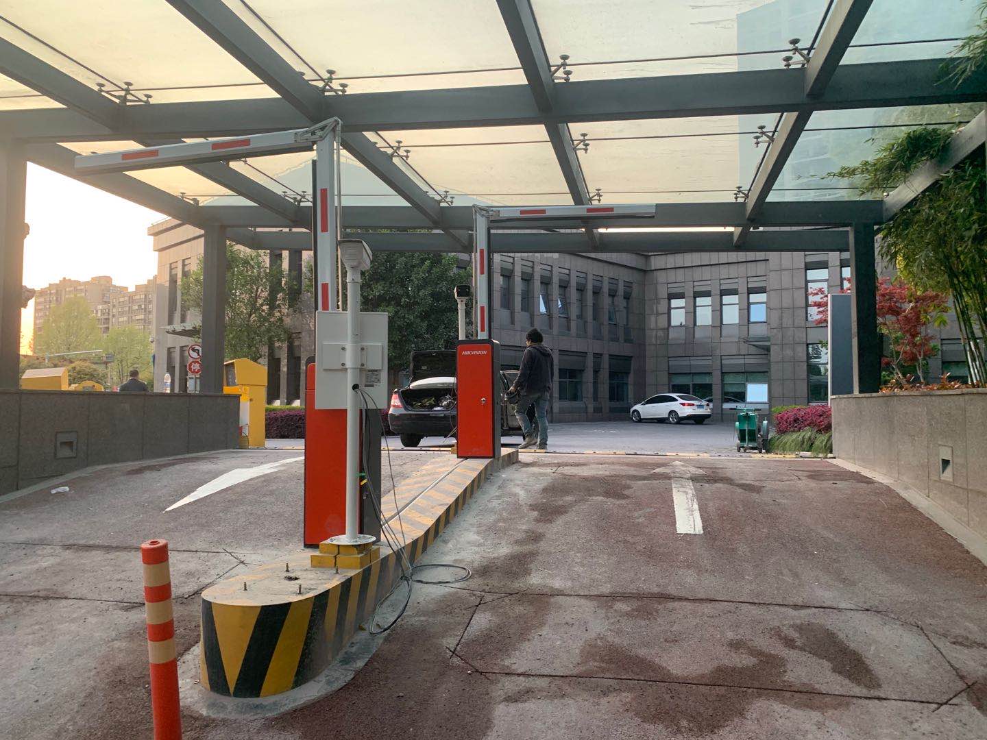 1590031071116735.jpg 道闸安装案例