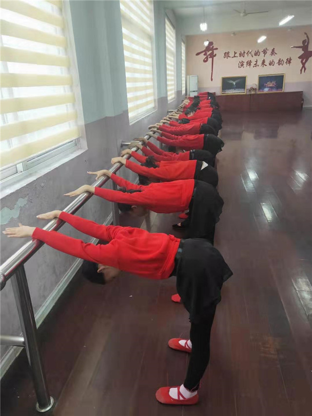 厚德学校丰富多彩的社团活动