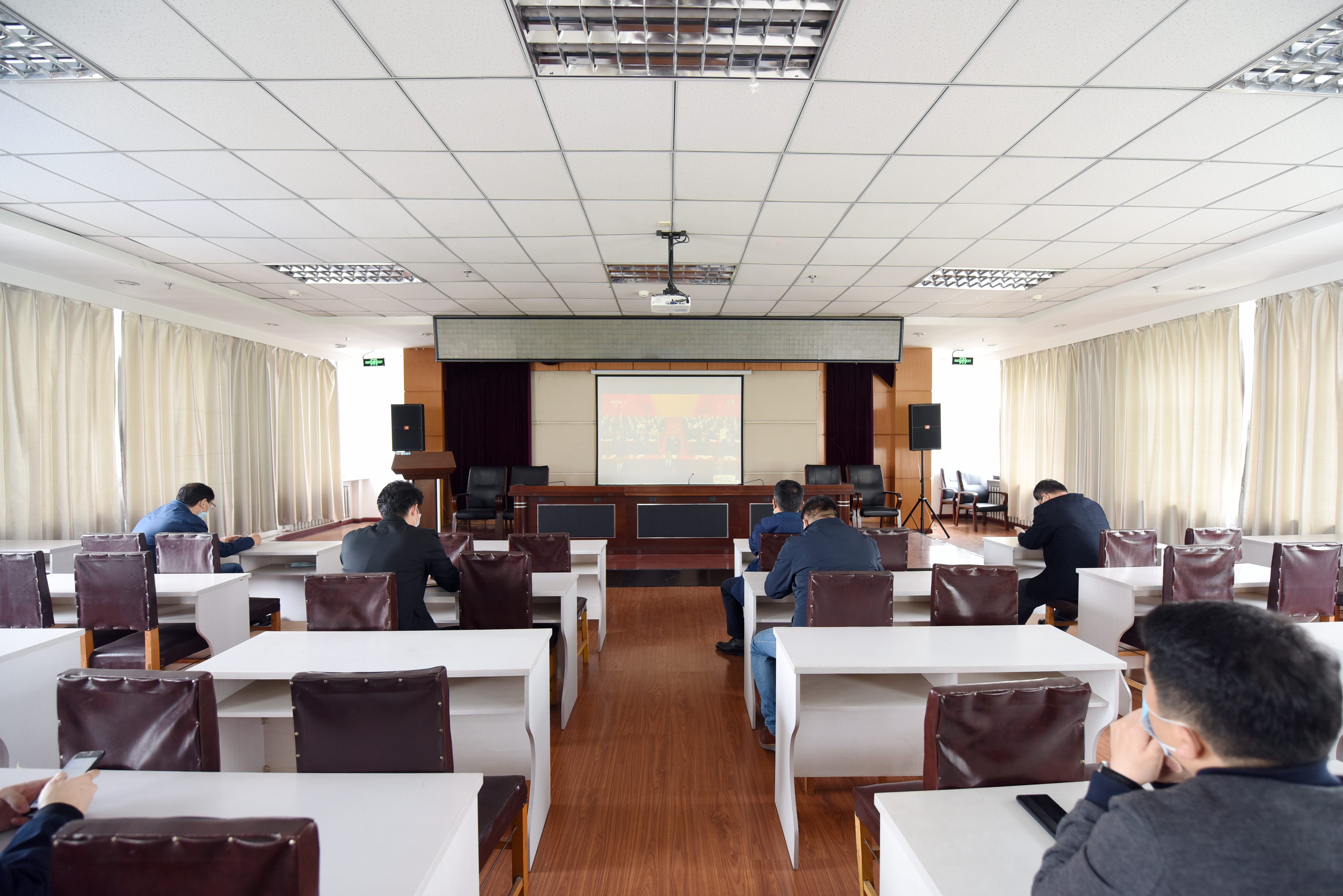黑龙江省地质科学研究所组织收看十三届全国人大三次会议开幕直播