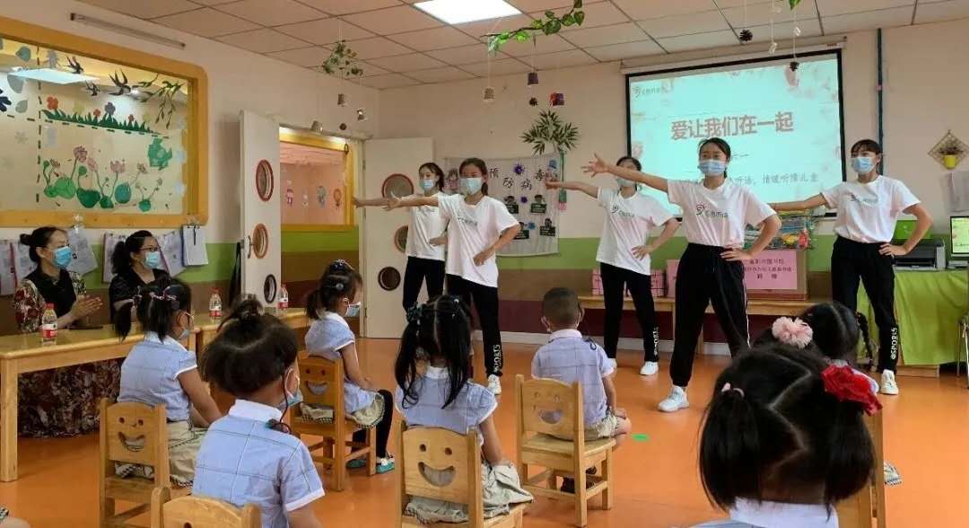 爱让我们在一起 ——南阳市图书馆爱心代表走进南阳未来聋康， 与听障儿童共庆“六一”儿童节