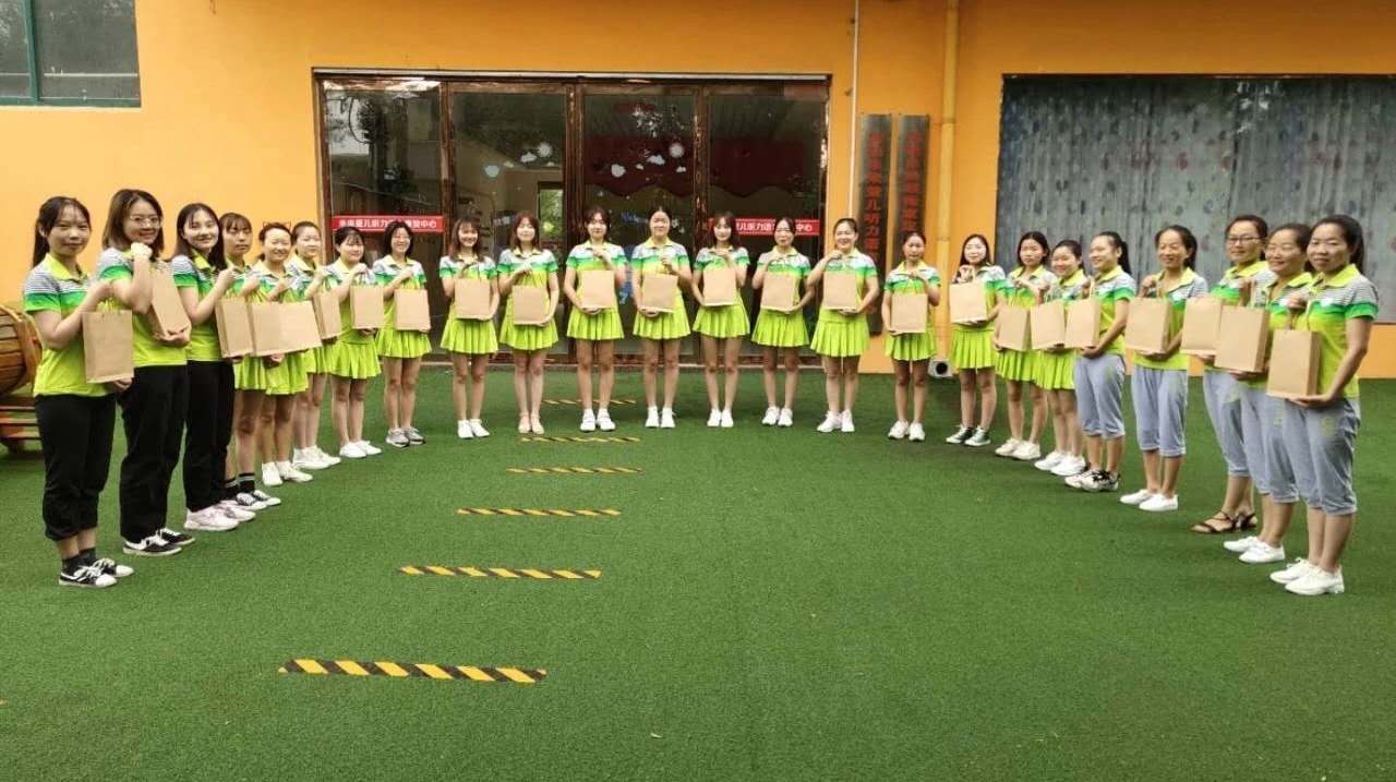 感恩教师节未来听障儿童听语康复中心的“暖心教师节”