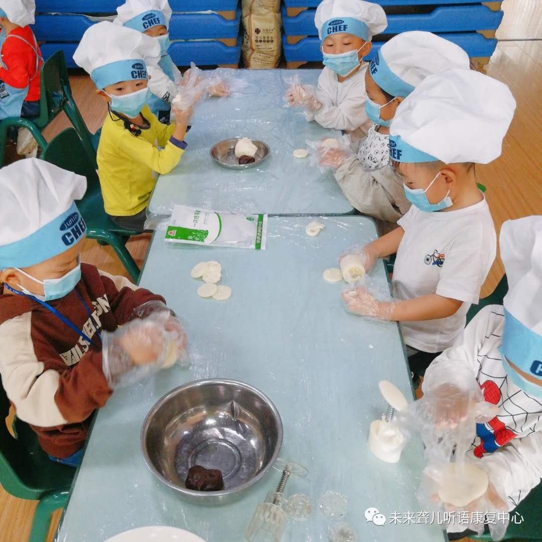 郑州未来听障儿童康复中心的孩子们用特别的方式迎双节