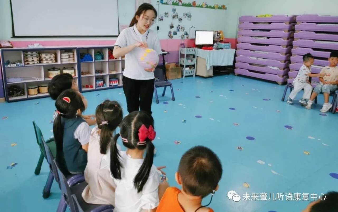 郑州未来听障儿童康复中心的孩子们用特别的方式迎双节