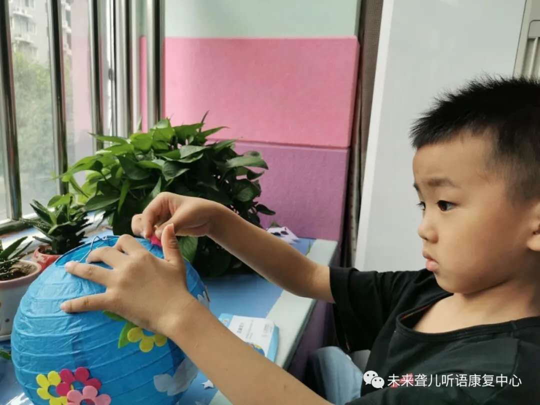 郑州未来听障儿童康复中心的孩子们用特别的方式迎双节