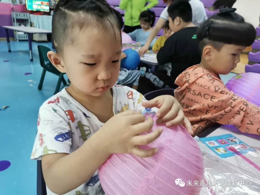 郑州未来听障儿童康复中心的孩子们用特别的方式迎双节