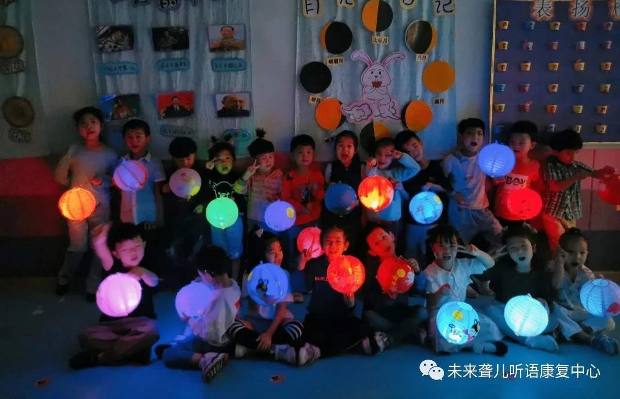 郑州未来听障儿童康复中心的孩子们用特别的方式迎双节