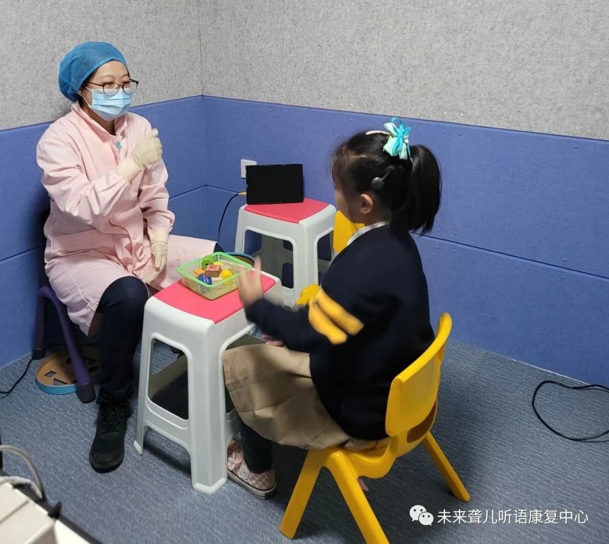 中语康“爱耳快车”第五次走进河南未来听障儿童听语康复中心给听障儿童送福利