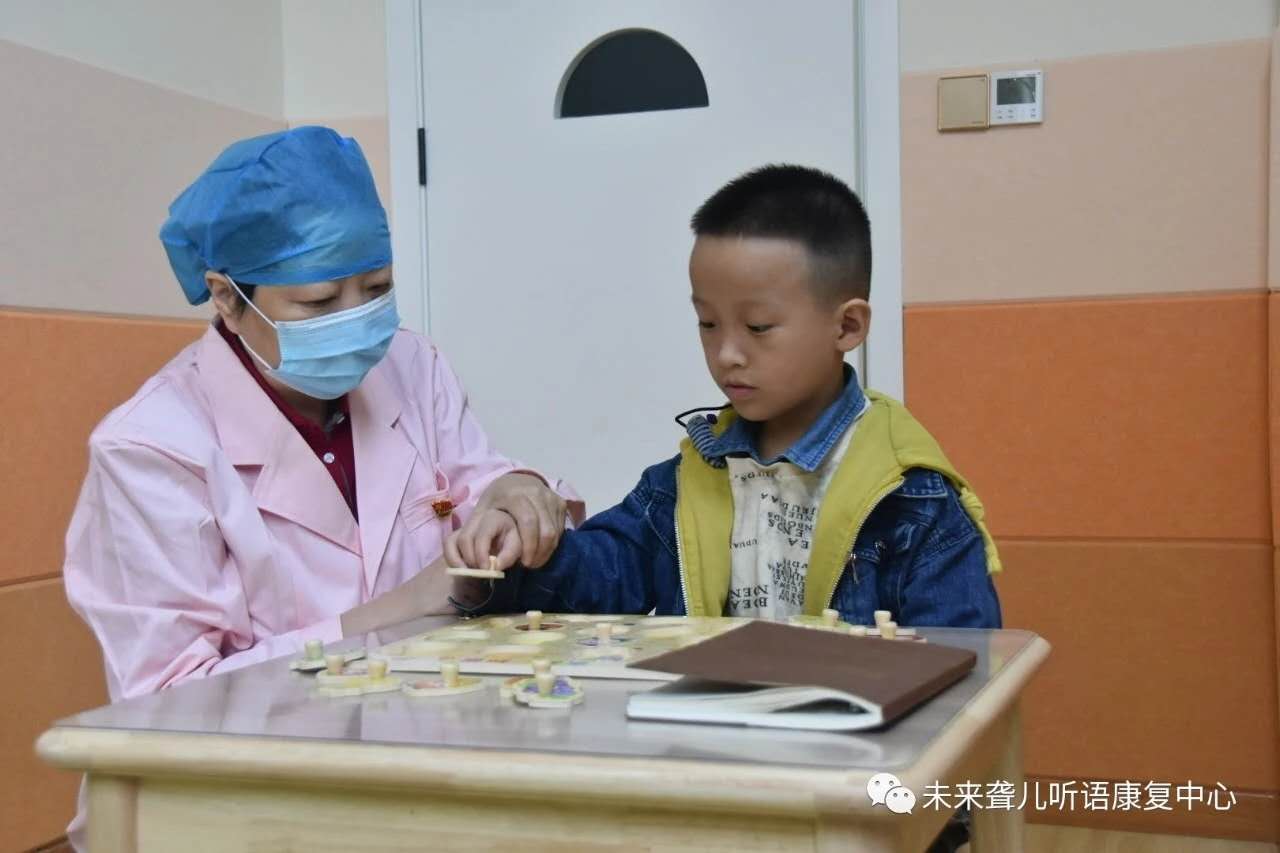 中语康“爱耳快车”第五次走进河南未来听障儿童听语康复中心给听障儿童送福利