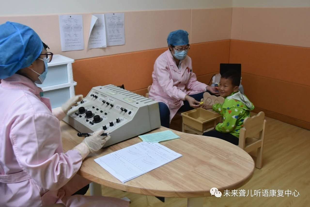 中语康“爱耳快车”第五次走进河南未来听障儿童听语康复中心给听障儿童送福利