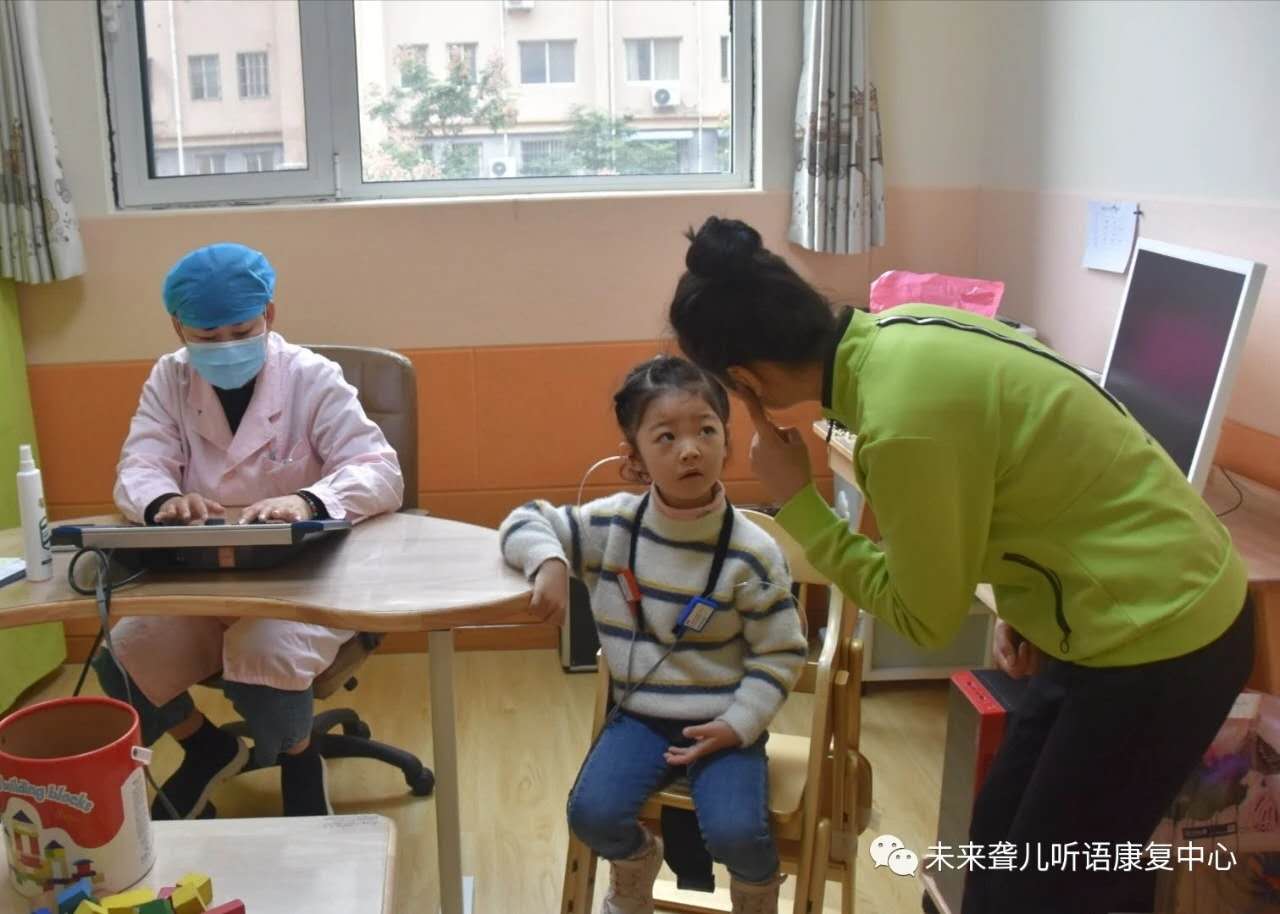 中语康“爱耳快车”第五次走进河南未来听障儿童听语康复中心给听障儿童送福利