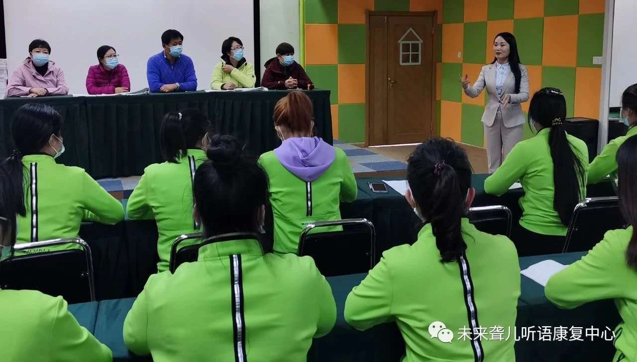 中语康“爱耳快车”第五次走进河南未来听障儿童听语康复中心给听障儿童送福利