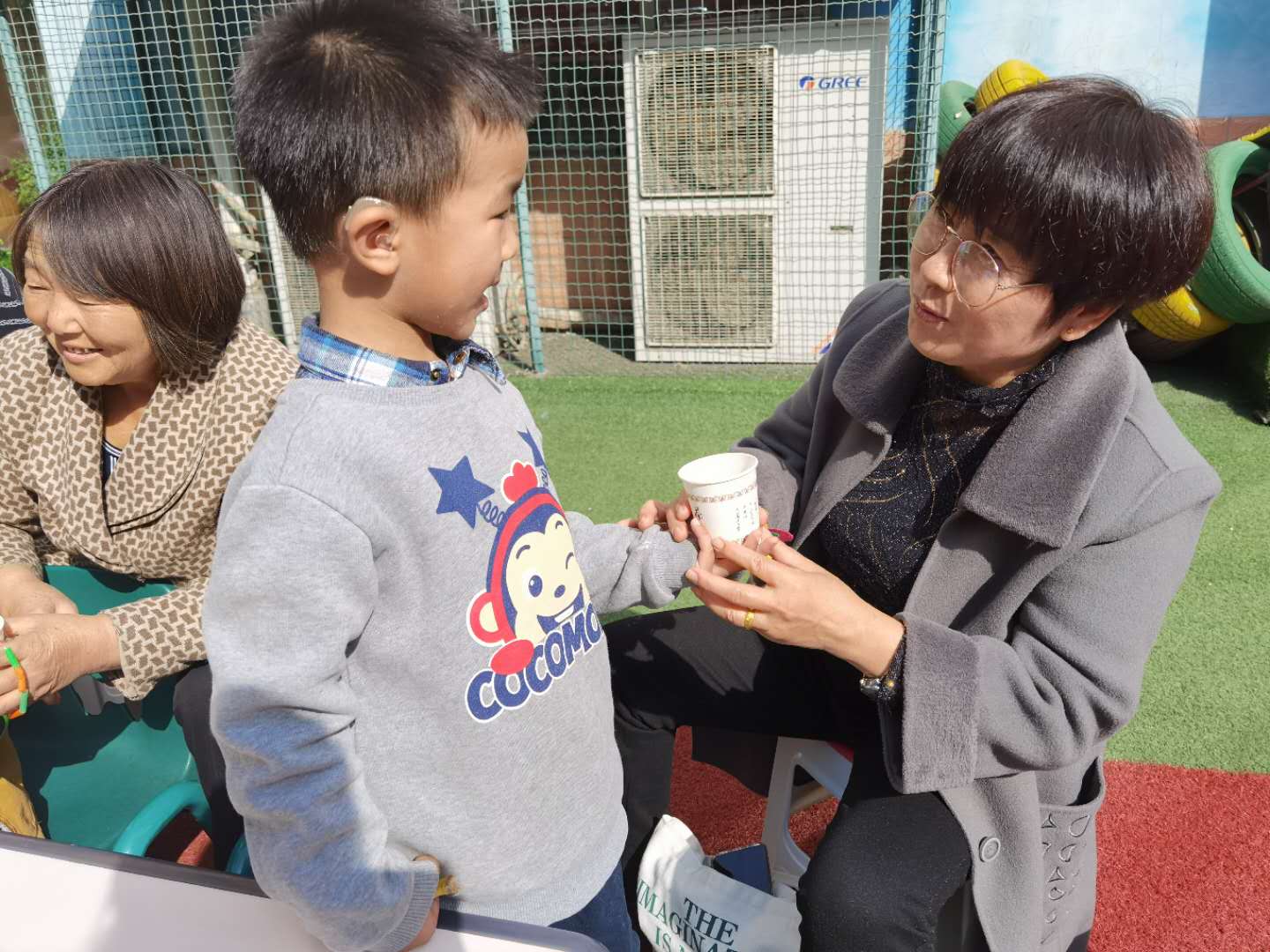 未来听障儿童听语康复各中心开展以“感恩重阳，让爱延续”为主题的重阳节活动