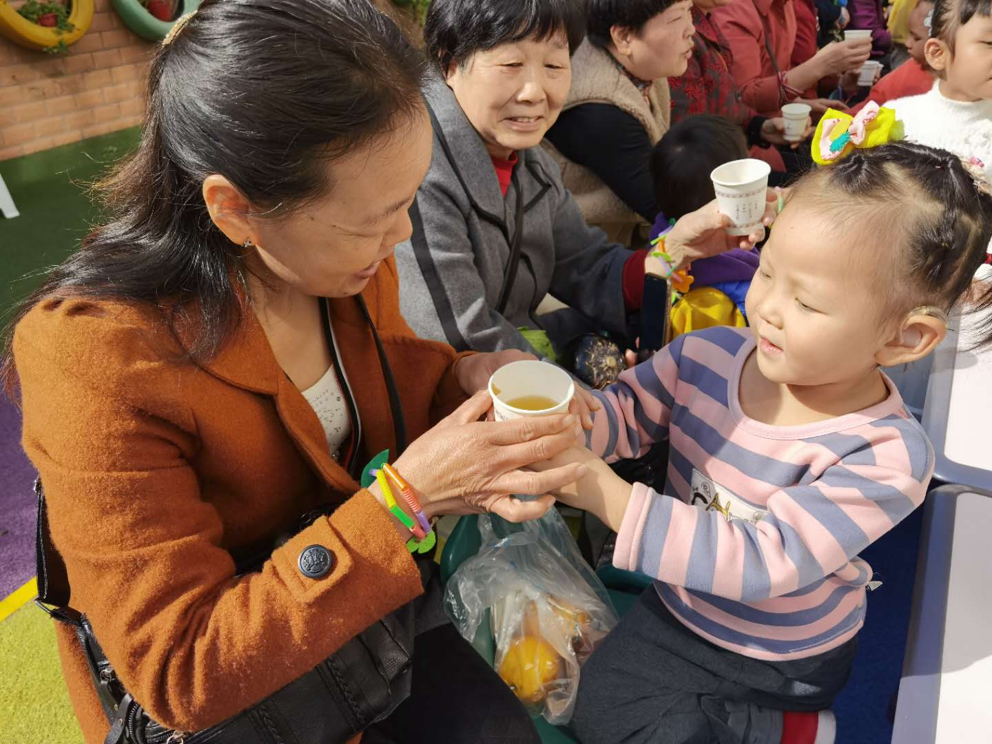 未来听障儿童听语康复各中心开展以“感恩重阳，让爱延续”为主题的重阳节活动