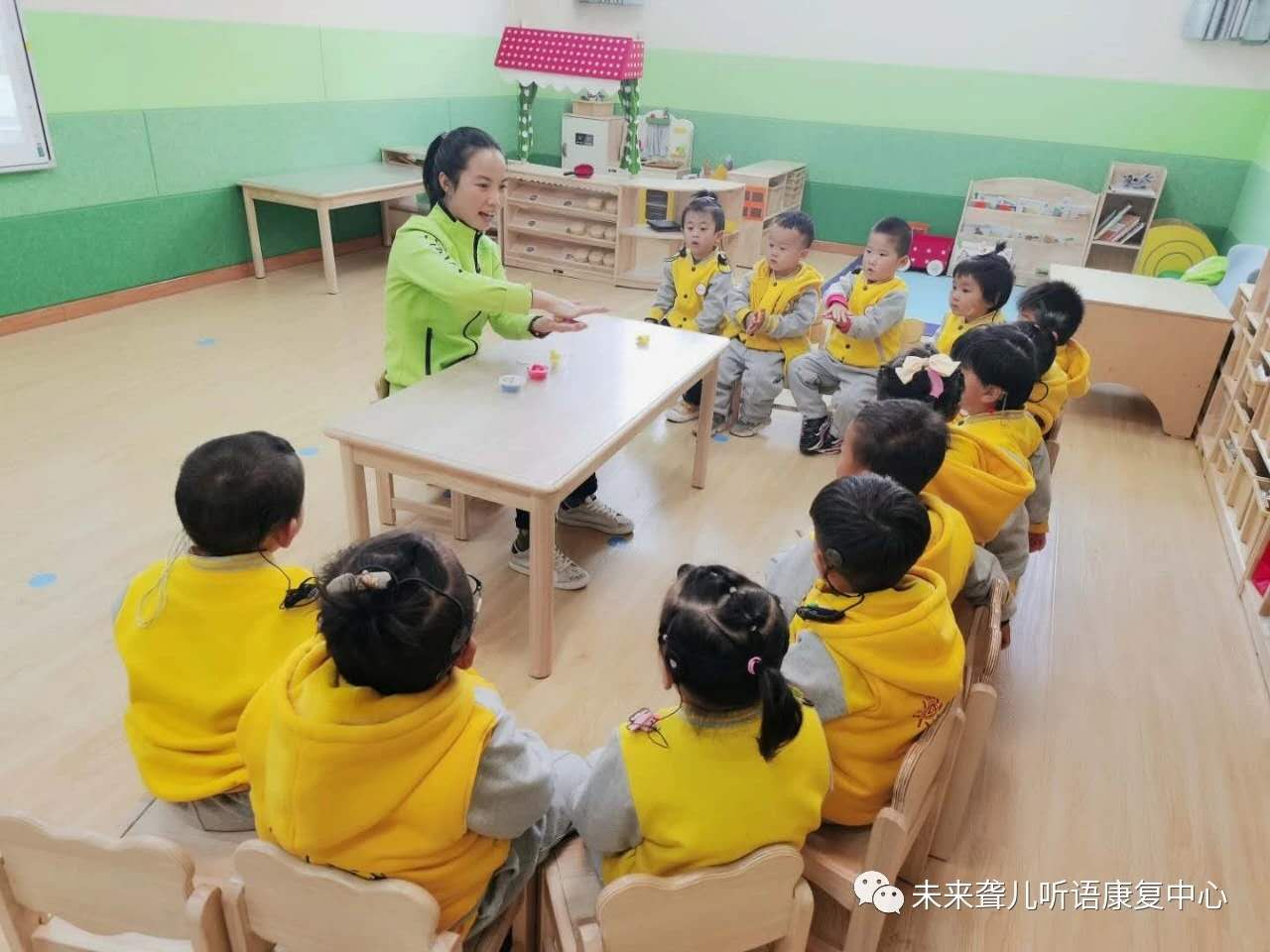 小小巧手，满满爱心——未来听障儿童听语康复中心宝贝们的重阳节暖心行动