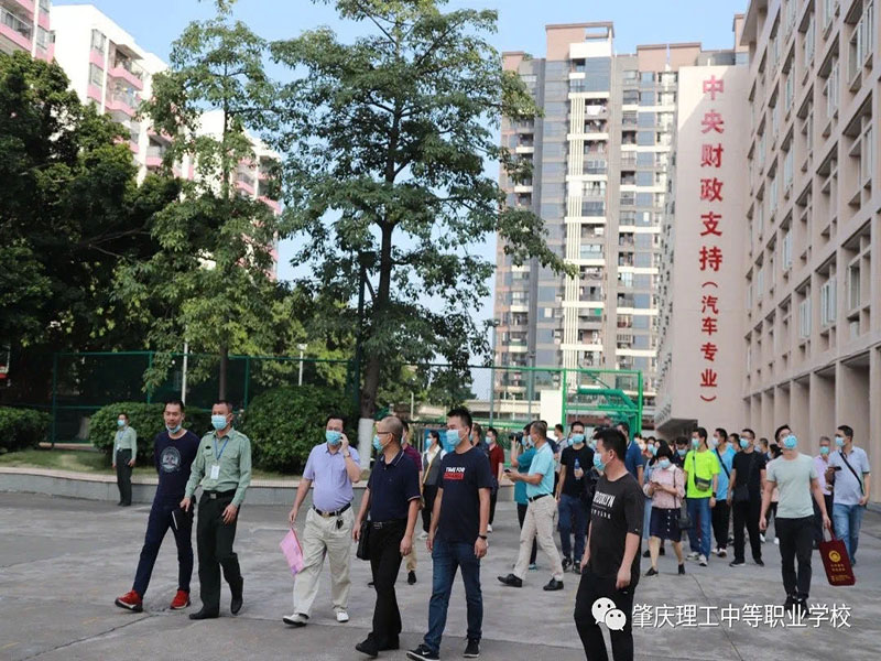 骨干教师高级研修班领导一行莅临我校参观交流,我校常务副校长李炼坤