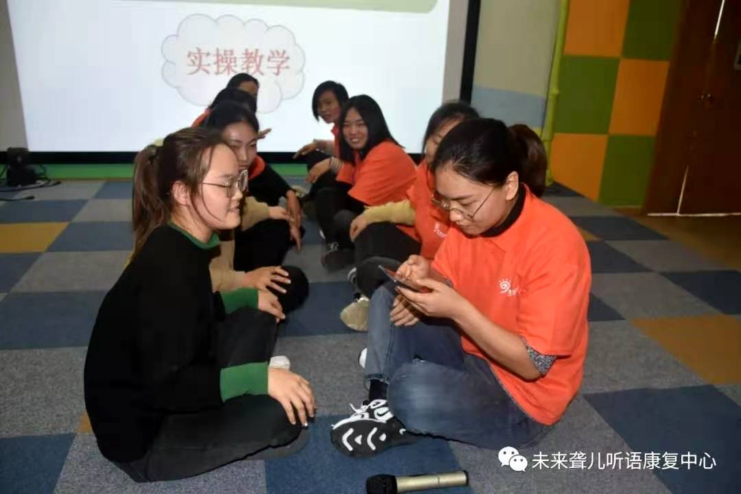未来听障儿童听语康复中心父母学院“为爱启航”第二阶段课程郑州站开课