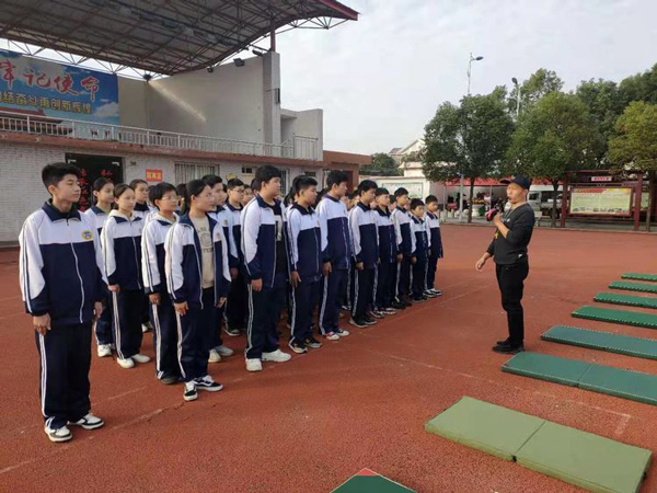 加强体音美微课程教学，全·面提高育人素质